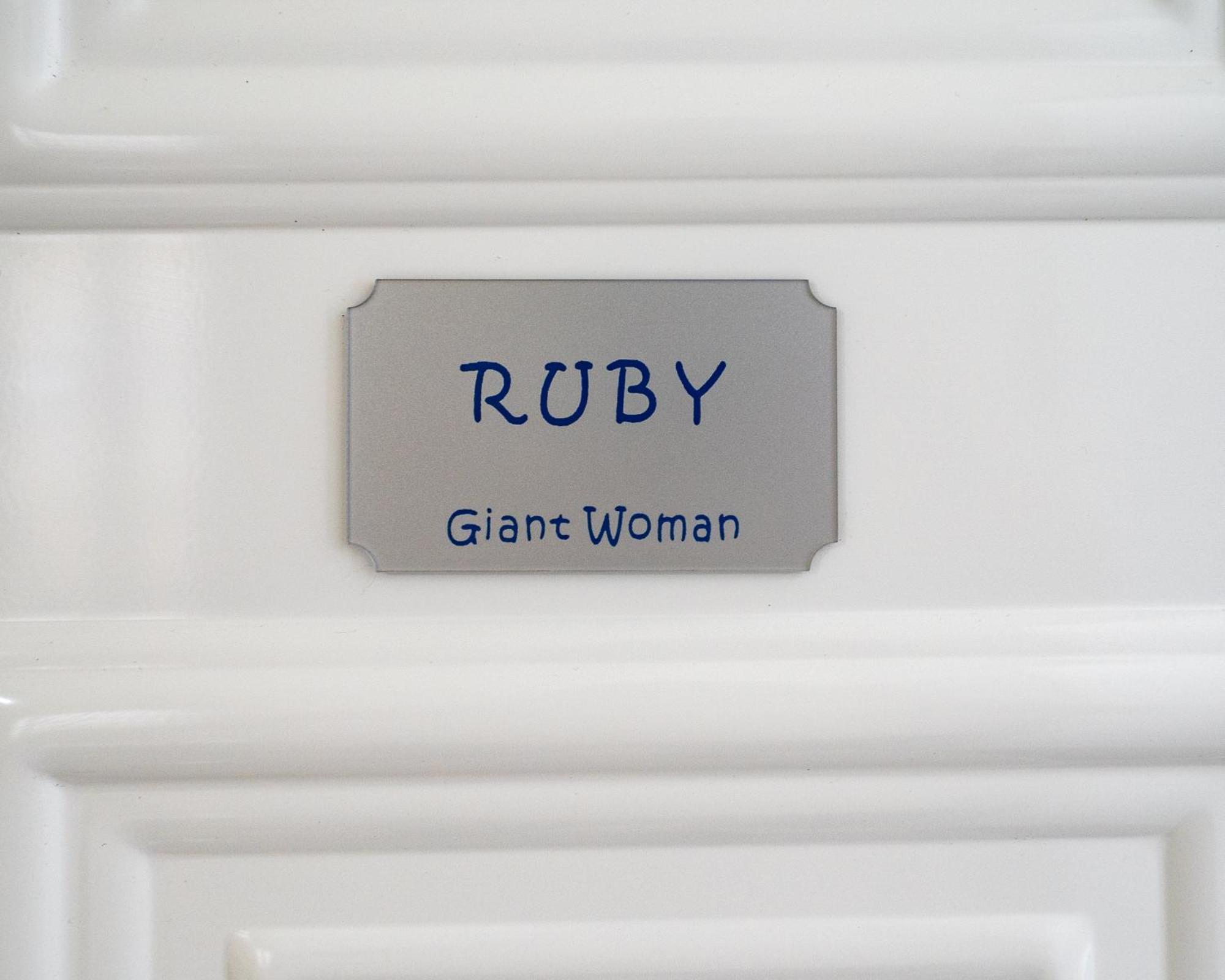 Apartment Giant Woman *